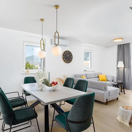 Penthouse East And West Star * Kastela